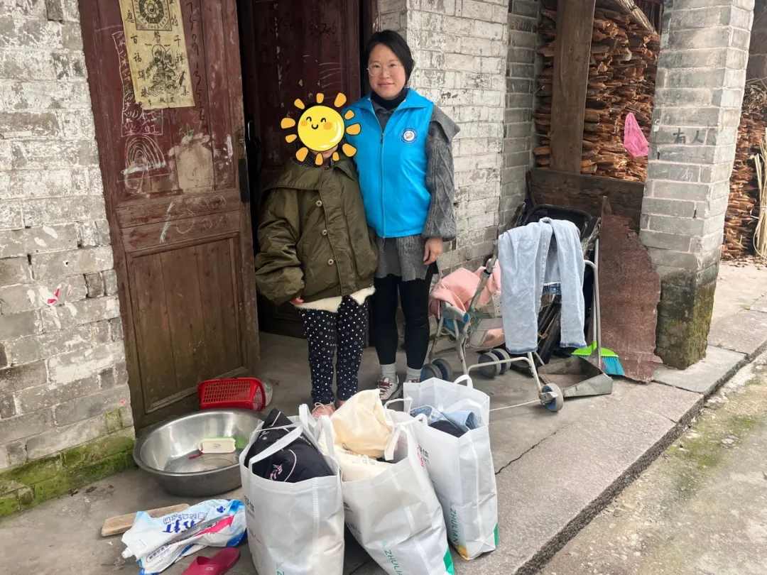 龙西乡社工站携手Z6·尊龙凯时「中国」官方网站电气沈总举办了“向善而行，衣旧暖心“旧衣捐赠活动，